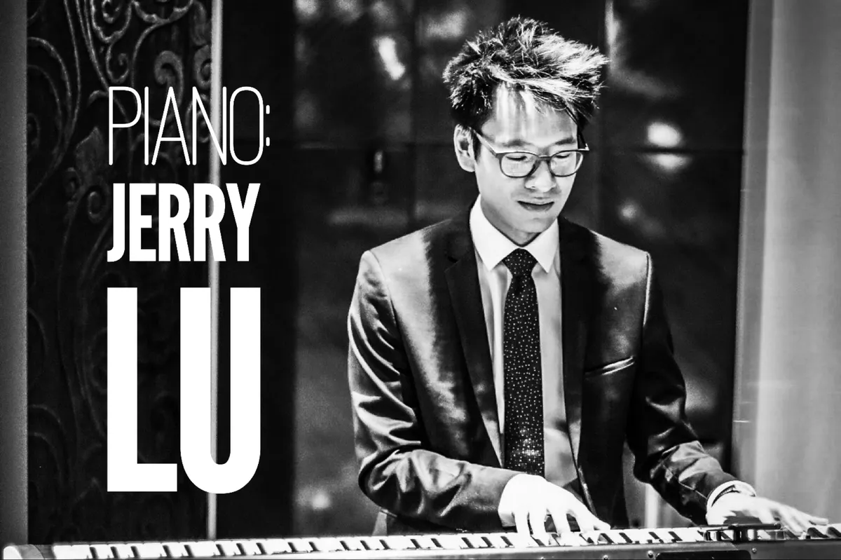 Jerry Lu spielt Piano bei exklusivem Dinnerabend.